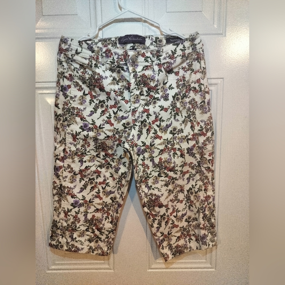 Gloria Vanderbilt Floral Bermuda Shorts Size 8